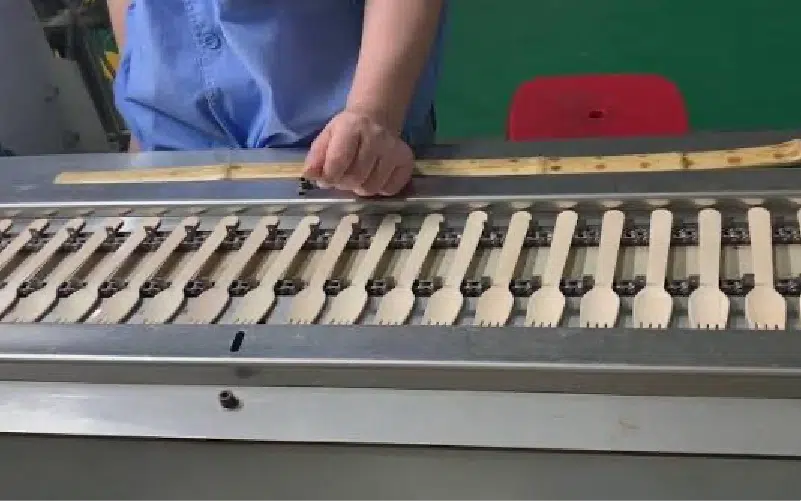 Disposable Bamboo Spoon 14 Bamboo spoon sanding and polishing process