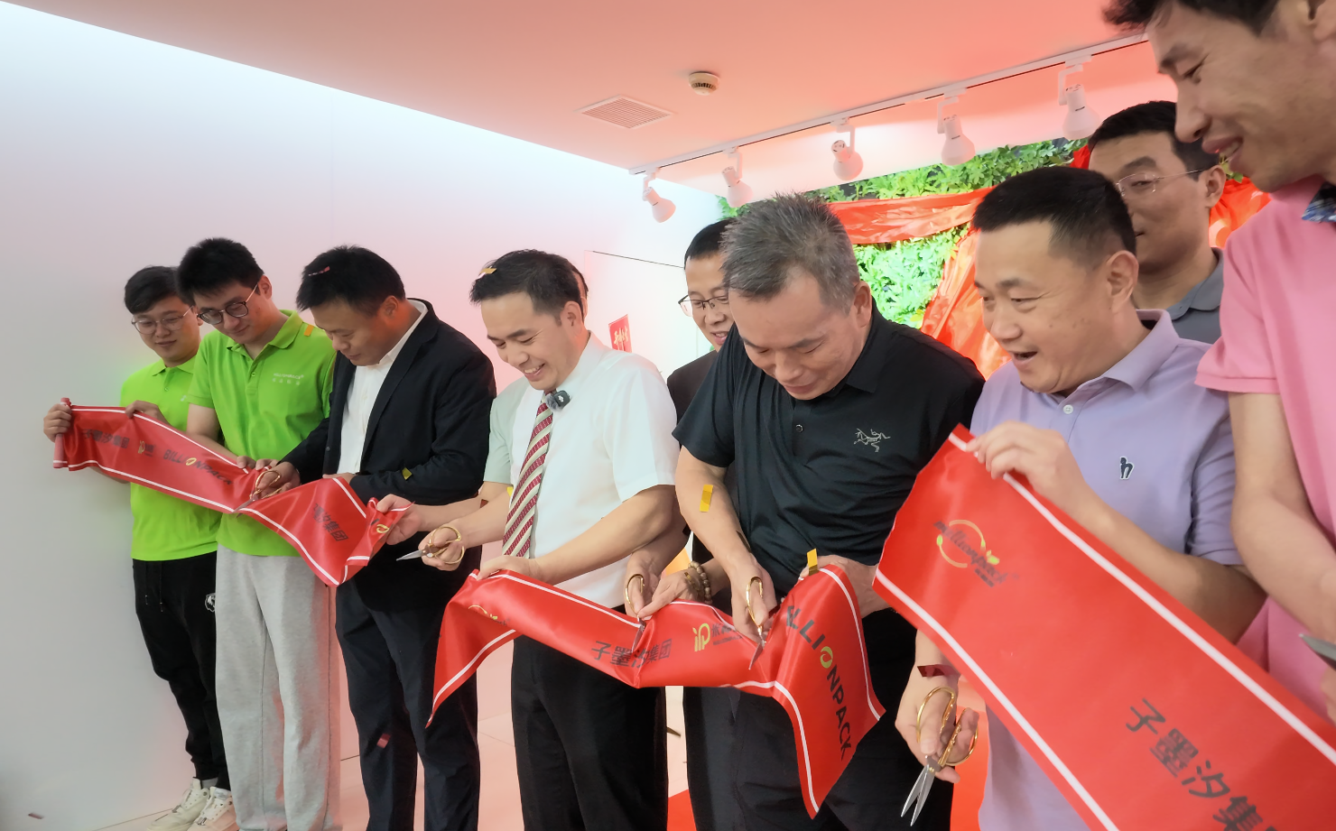 Wilson Wang Profile 8 Million Pack team and guests cutting the ribbon to celebrate the new office relocation